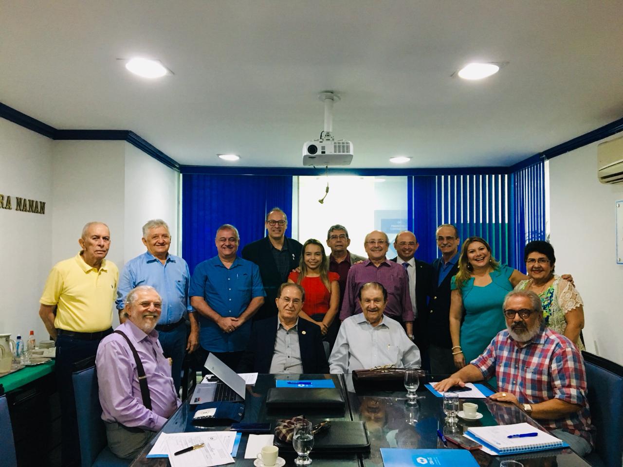 Com presença de Mauro Benevides, Acad realiza plenária   