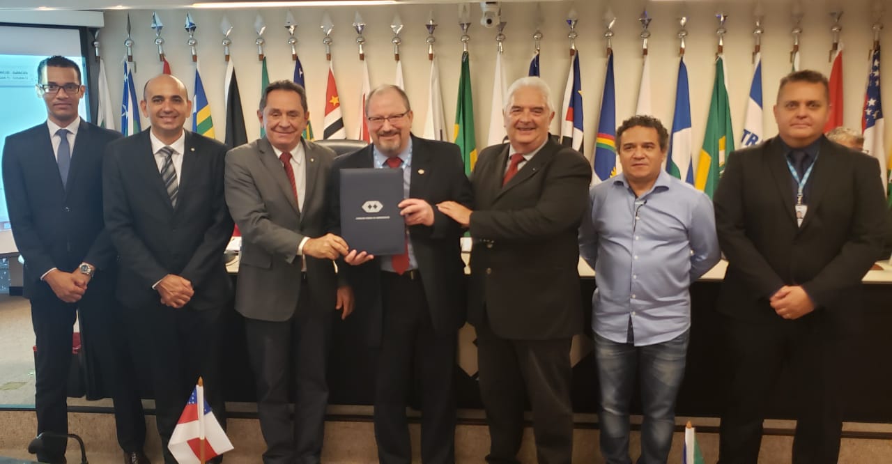 Adm. Rogério Cristino faz entrega de relatório interventor a Mauro Kreuz e recebe homenagem