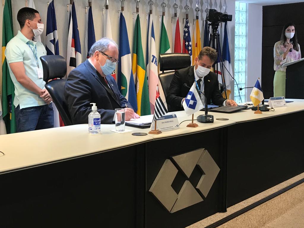 Por unanimidade, Mauro Kreuz é reeleito presidente do CFA