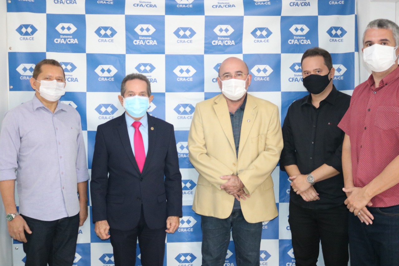 Deputado Heitor Férrer, em visita ao CRA-CE, compromete-se com a causa dos profissionais de gestão