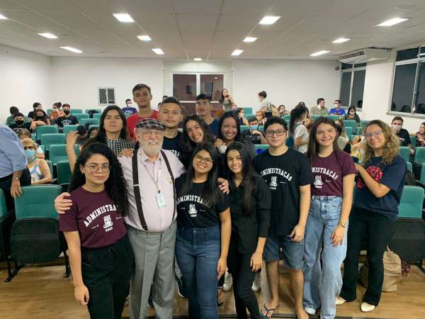 Adm. Vladimir Spinellli realiza aula para se despedir dos alunos e colegas da Uece