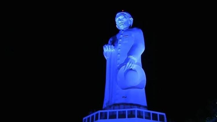 Estátua do Padre Cícero receberá iluminação Azul em alusão ao dia dos profissionais de Administração