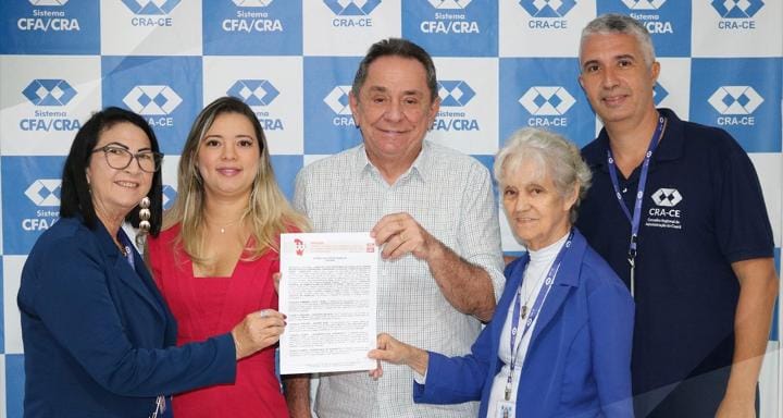 Presidente Rogério Cristino assina acordo coletivo que beneficia servidores do CRA-CE