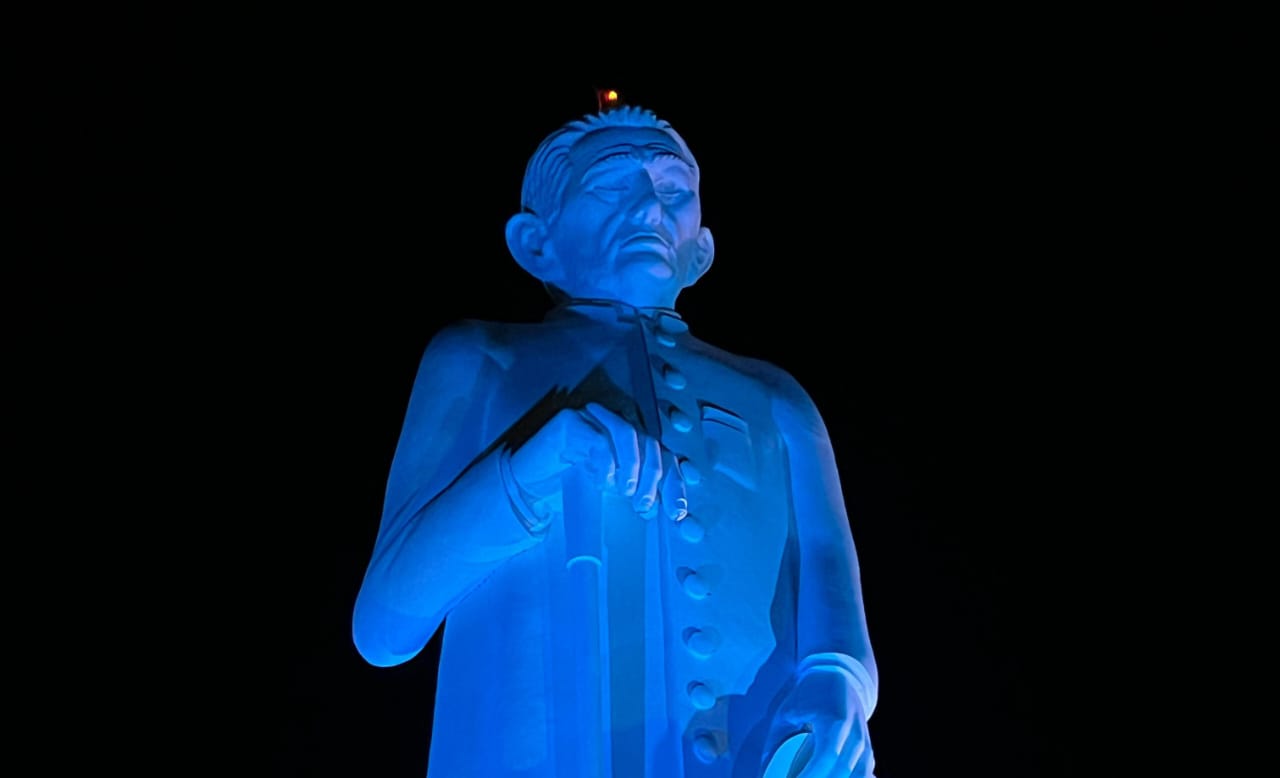 Estátua de Padre Cícero é iluminada em homenagem aos profissionais de Administração