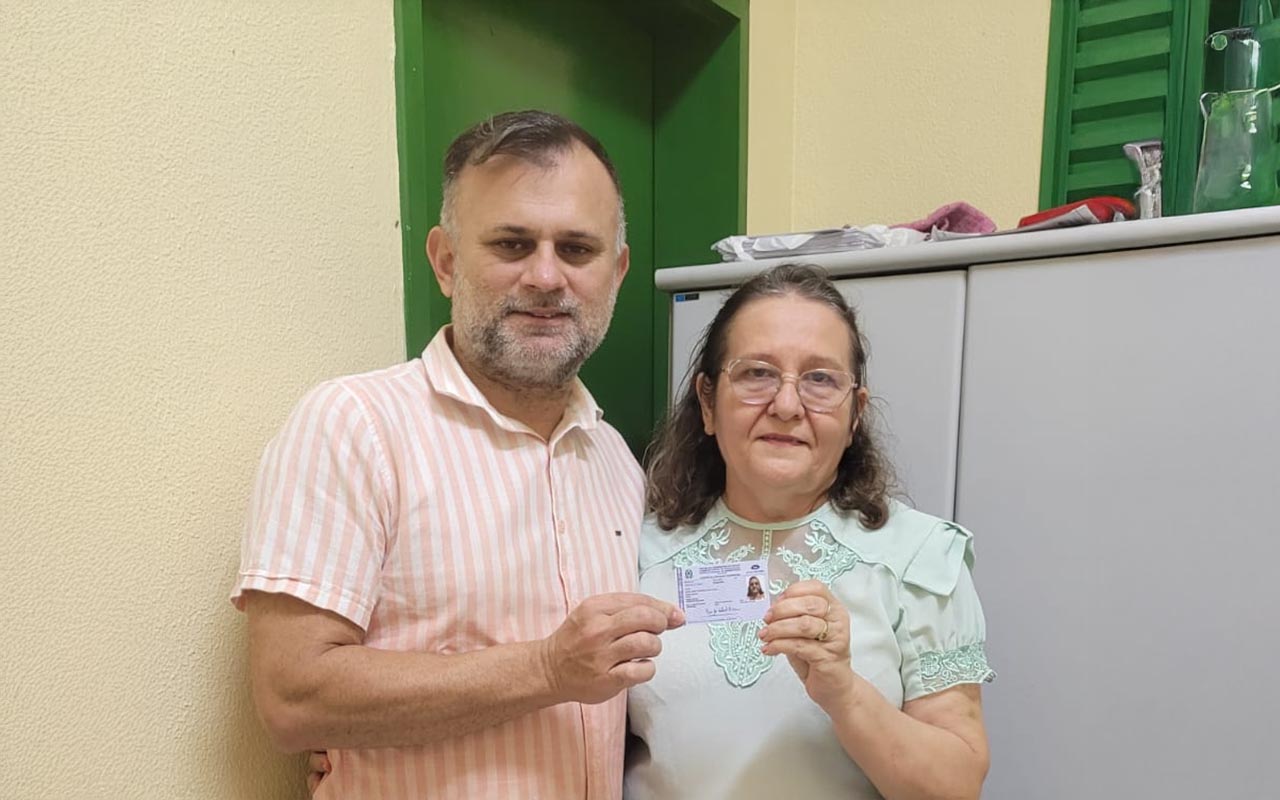 Diretora do Hospital Maternidade de Granja recebe carteira profissional do CRA-CE