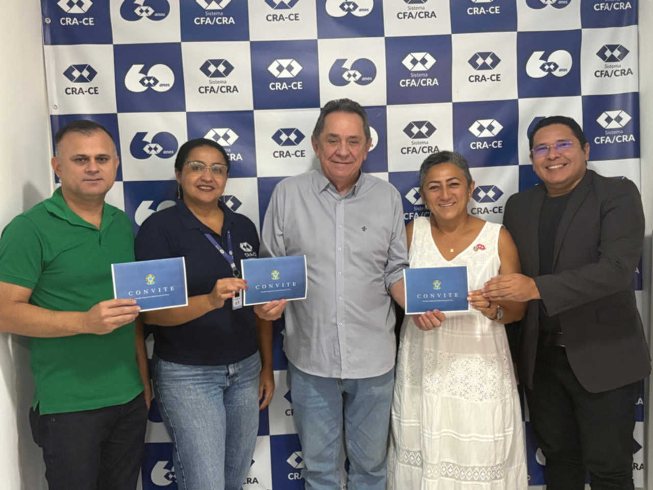 CRA-CE entrega convites a homenageados do Jubileu de Diamante da Administração