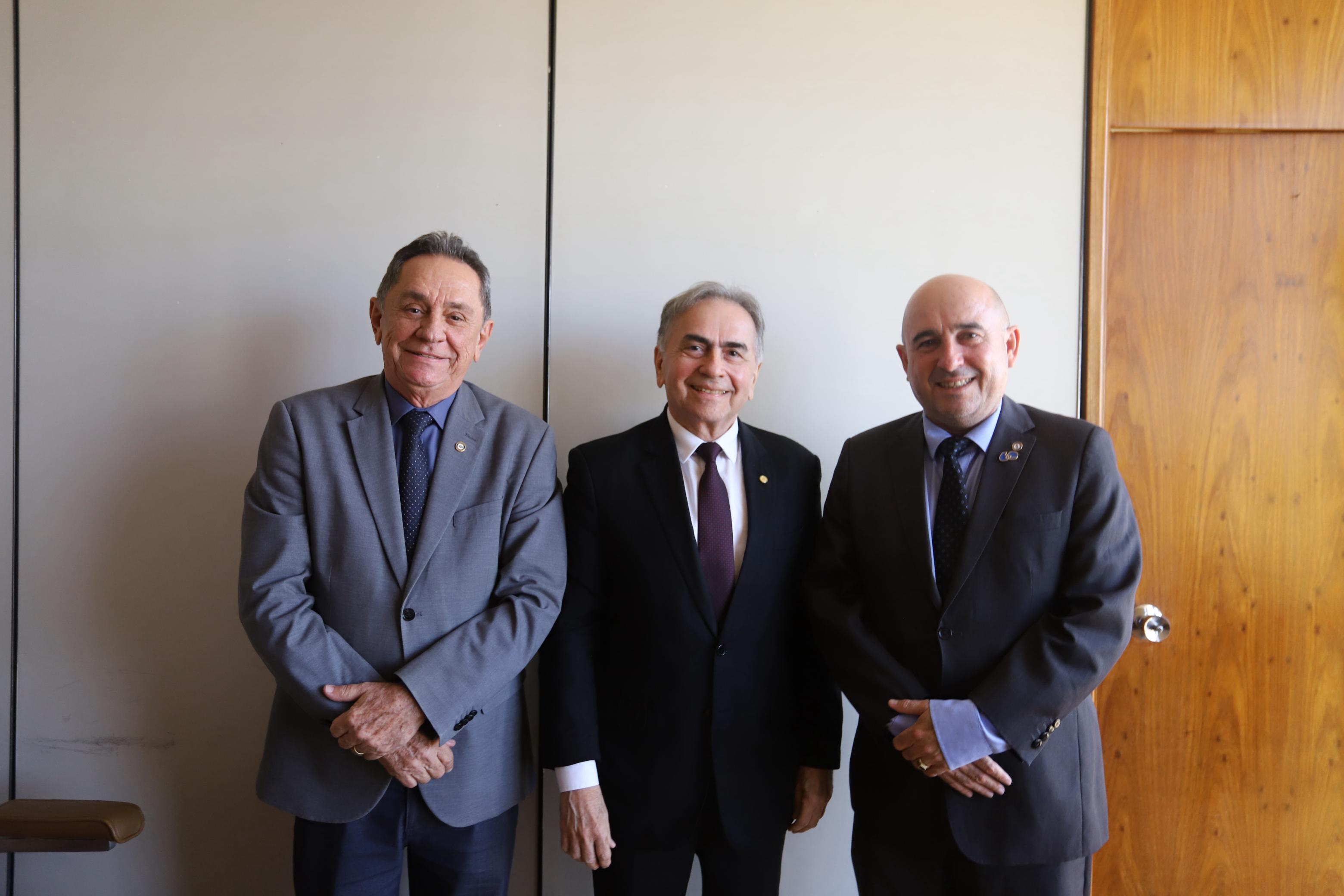 Deputado Leônidas Cristino recebe presidente do CRA-CE, Adm. Rogério Cristino, para tratar dos 60 anos da Administração