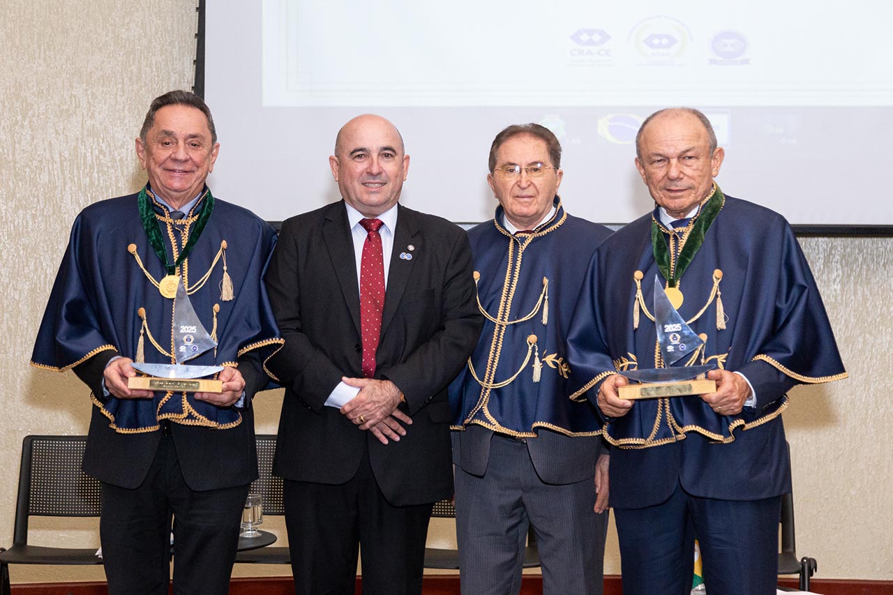 Presidente do CRA-CE, Adm. Rogério Cristino, e o empresário Adm. Honório Pinheiro foram homenageados com o Troféu Jangadeiro 2025