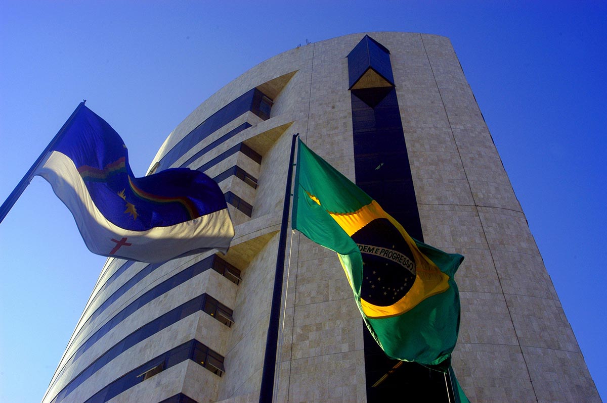 TRF5 reforma sentença e valida atuação do CRA-CE com base em atividades principal e secundárias da empresa